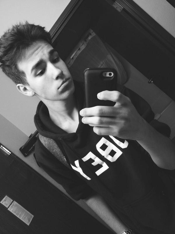 JacobWhitesides's tweet photo. All alone in this hotel 😩 http://t.co/2JDvgQ5SU8