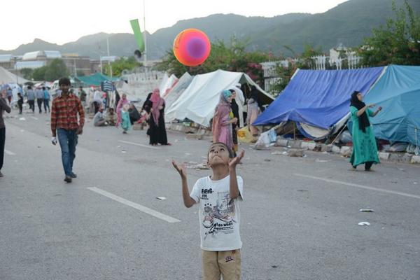ShahidMMA's tweet photo. Inqilab March - Participants Activities #AwamiPressure #InqilabMarch #StatusQuoVsOppressed http://t.co/cQ9F1w2EOJ