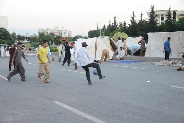 ShahidMMA's tweet photo. Inqilab March - Participants Activities #AwamiPressure #InqilabMarch #StatusQuoVsOppressed http://t.co/cQ9F1w2EOJ