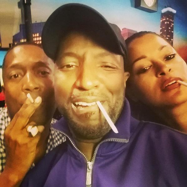 Rickey Smiley aan het roken
