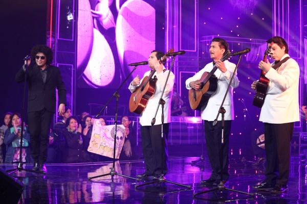 Latina_en's tweet photo. [AL AIRE] #YoSoy ¡Los Panchos y Andrés Calamaro cantan en el primer duelo! Míralo: http://t.co/JpZ5FbxPNQ http://t.co/GtPbQbwXhq