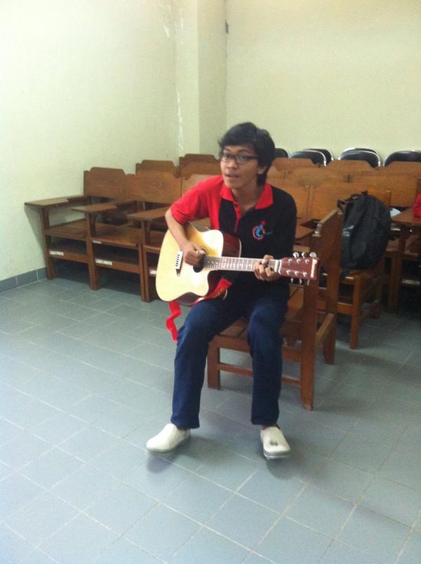 Live music dari Pak Kadep <a href="/rahmankurniady/">rahman kurniady</a> euy~