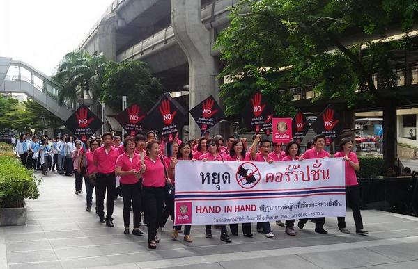 ToyJoyKandy's tweet photo. หลากหลายองค์กรรัฐ-เอกชน รวมตัวหน้า Central World ปฏิญาณตนต่อต้านทุจริต ร่วมงานวันต่อต้านคอร์รัปชั่น #nationtv http://t.co/evOKNu3KaO