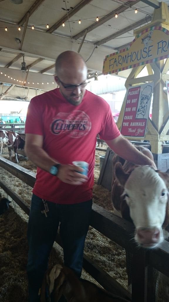 ChefKyleSchutte's tweet image. Gotta love feeding #animals with @lannisaur @lacountyfair #SillyGoat