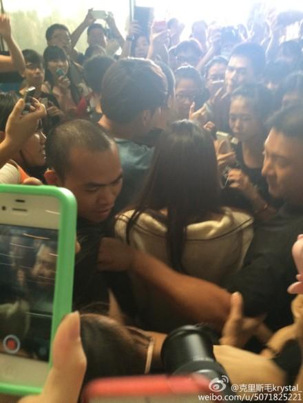 Bw0iKUZCcAAO7ST.jpg:large