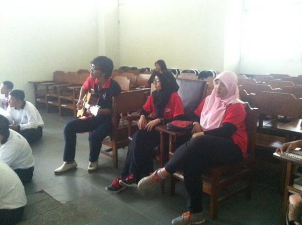 Raja dan ratu-ratunya di kursi belakang :D