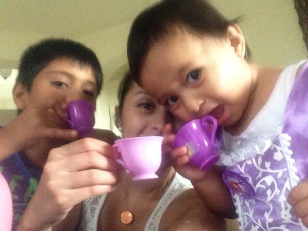 Frenanejo25's tweet photo. #teatime with baby sister http://t.co/rjAMDgMEio