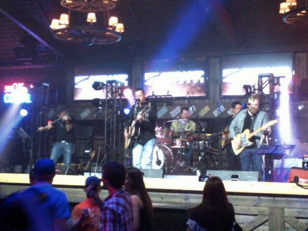 chronorecords's tweet photo. @quentin_reddy kicking off the @OnRampRecords party @CCMAofficial #MoonlightRide http://t.co/KviH0PUfNz