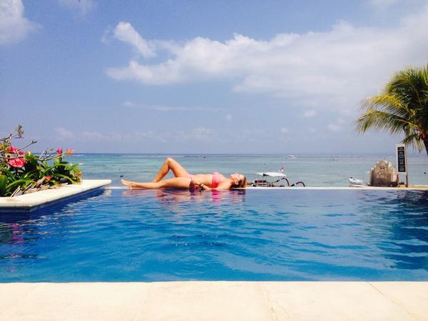 Chloe_B__'s tweet photo. Chillin' ✌️💚💛 #indodream http://t.co/1WSmlbIyTV