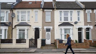 HeartSussex's tweet photo. CRAZY… this is Britain's narrowest house, measuring just 83 inches in width! http://t.co/fmUg0cZ4aQ http://t.co/JmKjCASvJU