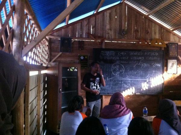 MuseumKata_AH's tweet photo. mas @imamrisd editor in chief @bentangpustaka sharing tg editing kpd 30 finalis lomba menulis PT Pos dan Republika http://t.co/f9lztm7MdA
