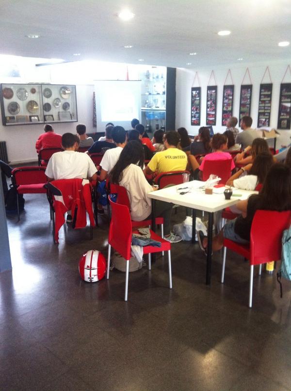 escolaCDTH's tweet photo. Jornada formativa per a tots els entrenadors i entrenadores de l'Escola de Hockey http://t.co/AdjnWuhqAk