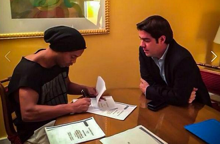 voetbalzonenl's tweet photo. OFFICIEEL: Ronaldinho heeft zich voor twee jaar aan Queretaro uit Mexico verbonden. http://t.co/S2ZI8l9flE