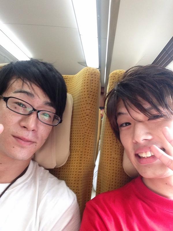 茸 たけ チーム 行くぜ 秋田 ムラトミさんが新幹線で踊り出さないように押さえとく Http T Co Qzk1zyqgbb