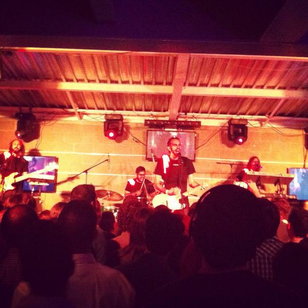 TCano93's tweet photo. cerrando la tarima de @laquintabart  @famasloop  #apoya al #talentonacional http://t.co/MmHn0LZA6M