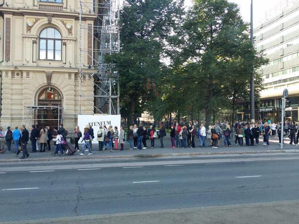 Mitkettua's tweet photo. Saako ateneumista ilmaisia ämpäreitä vai mikä tuo talon kiertävä jono on? #ateneum #museot #ämpäri #ilmainenämpäri http://t.co/yavDYaMXw6