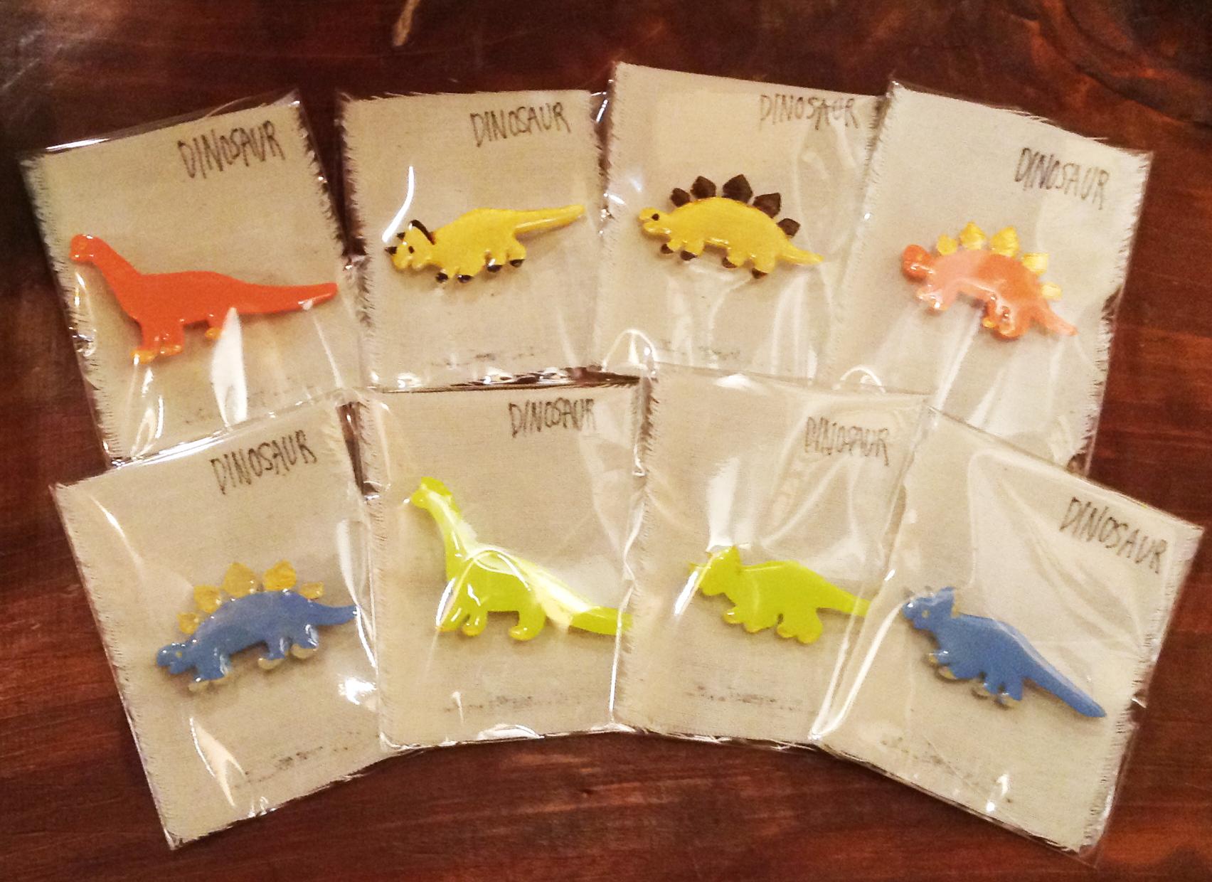 Hattifnattの雑貨屋さんさんのツイート きました恐竜さん X Yumi X さんの恐竜ブローチはないんですか とお客様から度々お問い合わせをいただいてたのですが 今日沢山納品してくださいました 新色恐竜さん ゴールド 茶色