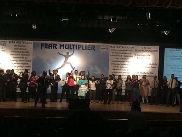 smmartParivaar's tweet photo. Our parivaar members sang the love song along with @IamSantoshNair . #FearsOfEntrepreneurs #smmartMoments http://t.co/LorE38fd3G