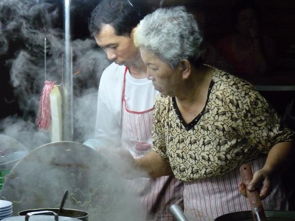 offroutes's tweet photo. "CALDO, FIDEOS, CUCHARA Y PALILLOS, BIENVENIDOS A ASIA" http://t.co/V2kwY3qdRR #offroutes #asia #sopa #viajar http://t.co/5nTcC6PpmI