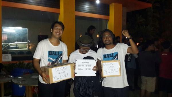 Trims jg buat kamu2 yg sdh donasi. Tenang, uangnya jatuh ke jalan yg benar di tangan tiga pendekar ini :p