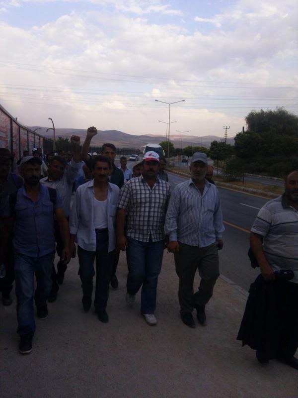 abdullahye6's tweet photo. Bütün ARKADASLARIMIZI göz altına aldılar vekiler sevinsin şimdi emniyete götürüyorlar http://t.co/p0UErGwGtk