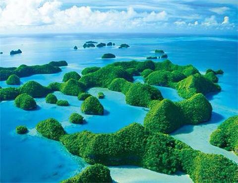 loveandfree_bot's tweet photo. 世界地図を買ってきて、自分の部屋で広げてみよう。世界は広い。でも、この地図の中に、その気になれば行けない場所など、一つもない。チケットは、電話一本で買える。 https://t.co/mwbLaaFtjd