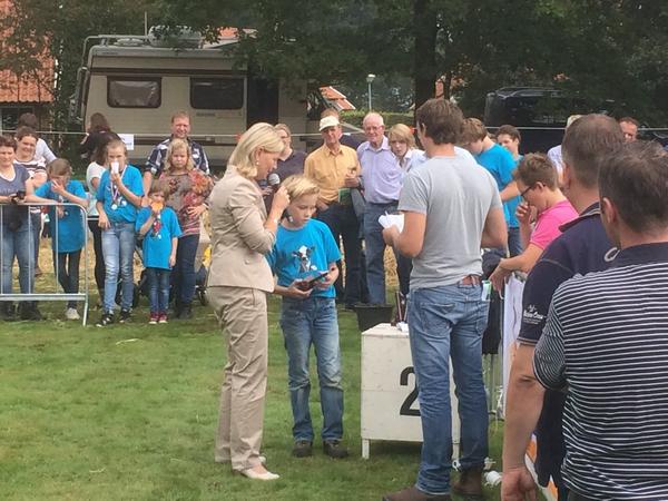 AnnieSchreijer's tweet photo. Prijzen uitgereikt aan enthousiaste nieuwe generatie melkveehouders (m/v) bij #Kalverkeuring #Tubbergen! http://t.co/ThmS9oNXNJ