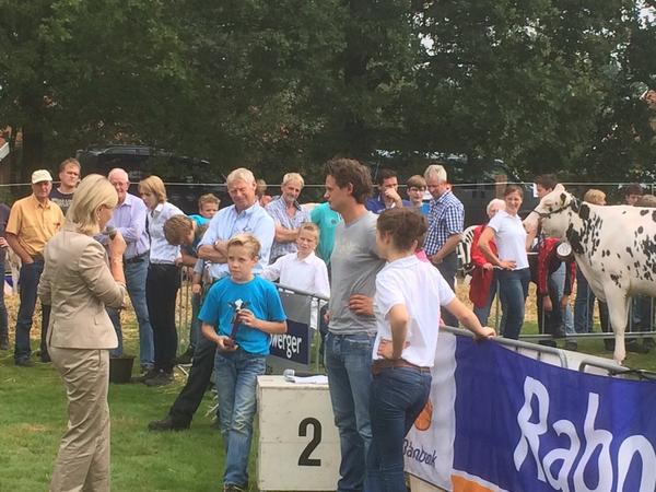 AnnieSchreijer's tweet photo. Prijzen uitgereikt aan enthousiaste nieuwe generatie melkveehouders (m/v) bij #Kalverkeuring #Tubbergen! http://t.co/ThmS9oNXNJ