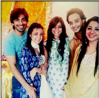 parimonayafan's tweet photo. #Monaya full length pic of Ganesh puja at Angad's house... http://t.co/DE5mpZqnRz