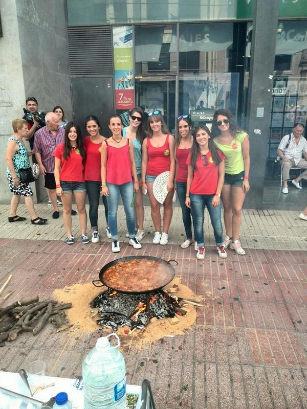 PDesquici's tweet photo. Les cuineres de la Desquici! #paelles #MDG2014 🍴 http://t.co/Tj3jAIMmXP