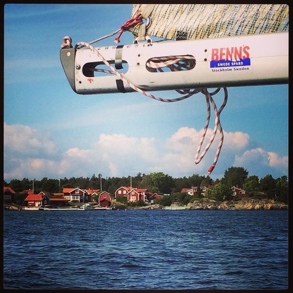 teamraknas's tweet photo. Fina stugor till babord och massor av fina segel akterut! #möja #benns @bennsmast #granprix2014 #teamräknäs http://t.co/vgXynPEbwE