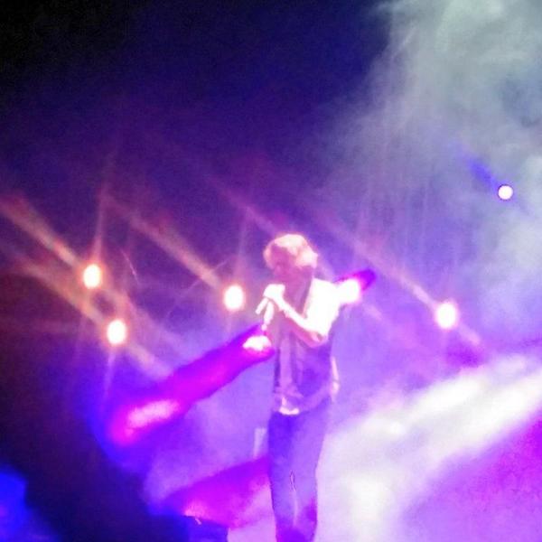 gema_ba's tweet photo. Conciertazo..siempre un placer..como niñas..acaricias el alma @manuelcarrasco_   #confiesoquetehesentido http://t.co/uwLnmnT00U