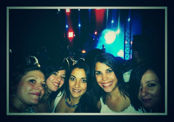gema_ba's tweet photo. Conciertazo..siempre un placer..como niñas..acaricias el alma @manuelcarrasco_   #confiesoquetehesentido http://t.co/uwLnmnT00U