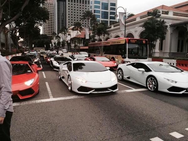 kmlhrz_'s tweet photo. #ThisCouldBeMySquad but we're the people in the bus http://t.co/cNZIPbhPYx