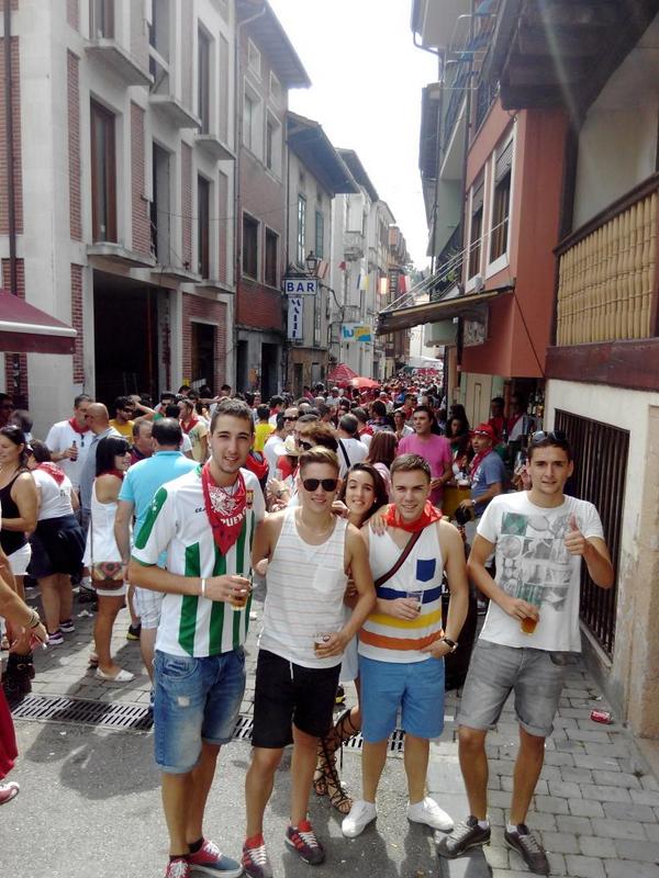 JonFerSe's tweet photo. @JoelPinceles06 @suso13ATH @JonFerSe @unaiciu @laura93carmona  en Ampuero de #fiestuki http://t.co/8kQgqJTbYa