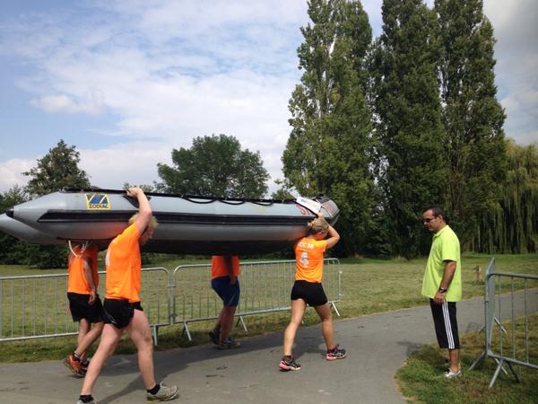 SauveteursenMer's tweet photo. Et on porte les zodiacs pour cette dernière épreuve du Raid #SNSM la course d'orientation! L'équipe d'Anger en tête! http://t.co/rySOwJQX0s
