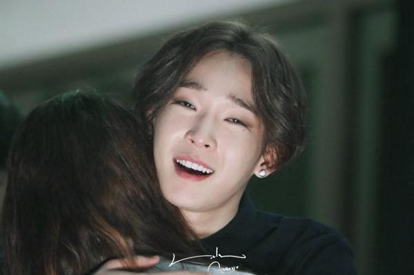 namcliff's tweet photo. "@taehyunseyebrow: i know you enjoying her boobs!!!! ;____; http://t.co/myCj2Rr6zd"
Must be bigger than Mino's <.<