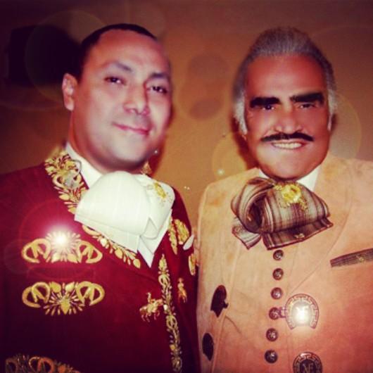 gollopoly's tweet photo. Un mexicano le dice a otro "tanto que me costo decir ESTUATA ....y me lo cambiaron a MENUMENTO!!! http://t.co/jJ6lo8iCou
