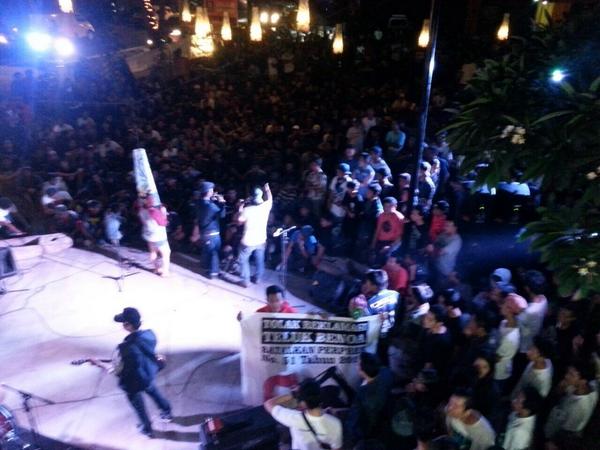 ForBALI13's tweet photo. This is Bali! #TolakReklamasiTelukBenoa #MusikBergetar http://t.co/kSHfC1z8Id