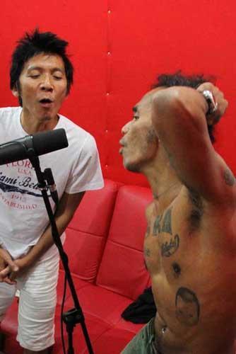 slankdotcom's tweet photo. Bim2x n' @fishGOD waktu take vocal lagu INDONESIA WOW | Penasaran sama lagunya?!? Tungguin deh nggak lama lagi! http://t.co/ZXvUKiBM36