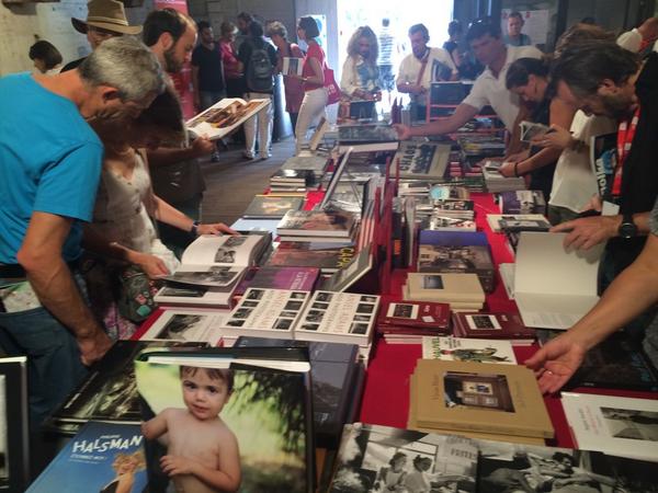 Fotoğraf albümlerinden oluşan kitap standtları büyük ilgi görüyor. Türkiyede maalesef benzeri kitaplar  satılmıyor