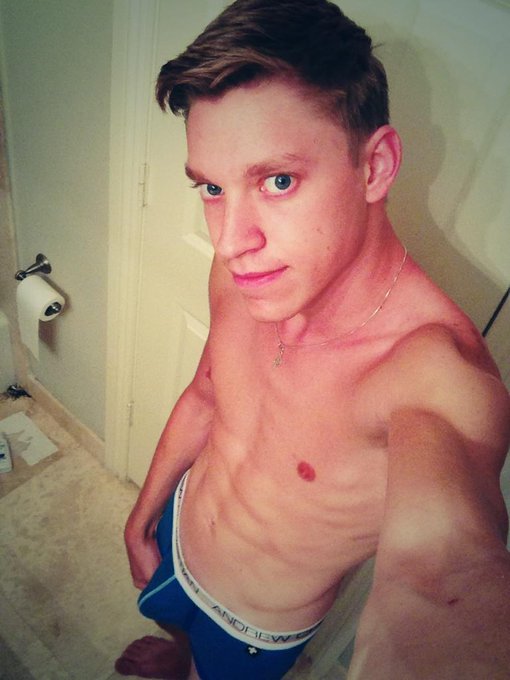 Shower time then hitting the gym. #SexySaturday #andrewchristian #bulge http://t.co/oIMq9uiXdM