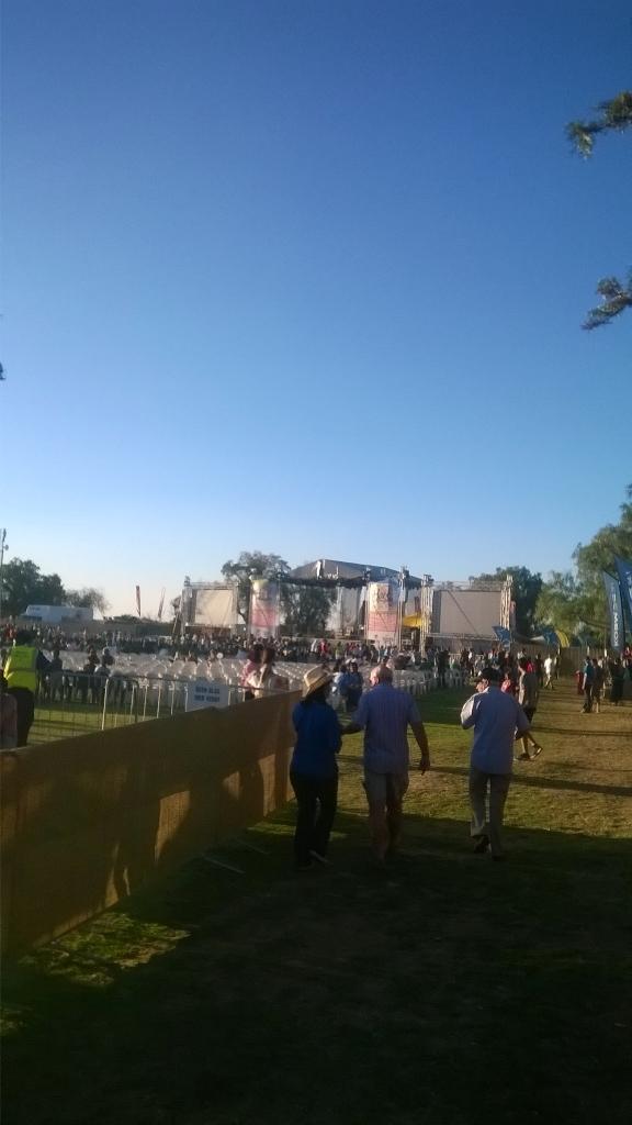 Dit kan nie beter gaan hier by <a href="/huisgenoot/">Huisgenoot</a> #HvW2014 nie! Die warm son steek uiteindelik bietjie lyf weg!JAY op stage!