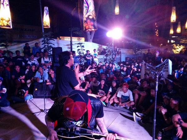 alphanya's tweet photo. Musik penuh amarah di #MusikBergetar ini adl kemarahan kami thd penguasa yg tak tahu diri. #TolakReklamasiTelukBenoa http://t.co/1YMvihcz2f