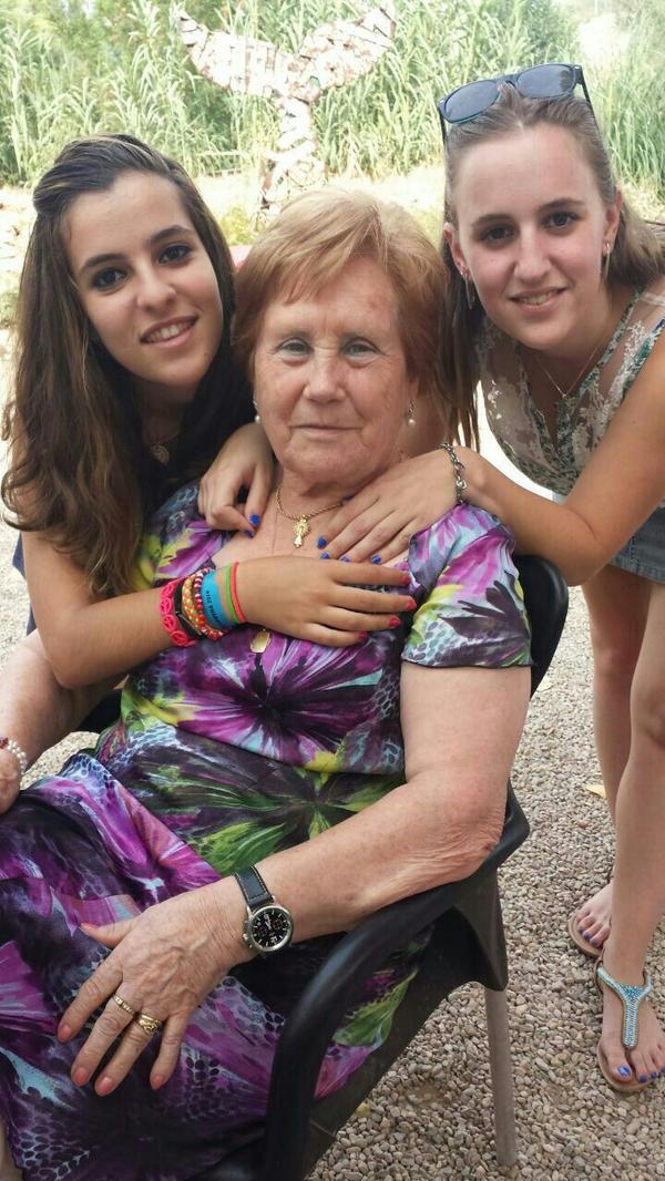 AndreadeMiguelV's tweet photo. De comida de cumple con mi abu!! @mariadmv26 http://t.co/8TA3K5hKtm
