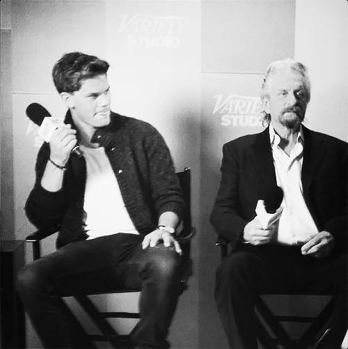 SiteFallenBr's tweet photo. Jeremy e Michael Douglas na entrevista com o @VarietyStudio no Toronto International Film Festival #tiff14 http://t.co/zEEEt7I6tl