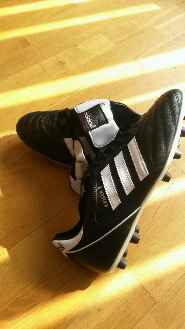 leeroysan51's tweet photo. New toys #adidas #kaiser5 #oldschool #football #poormansworldcups #winner #runningoutofthingstohashtag http://t.co/OlsyLTDua8