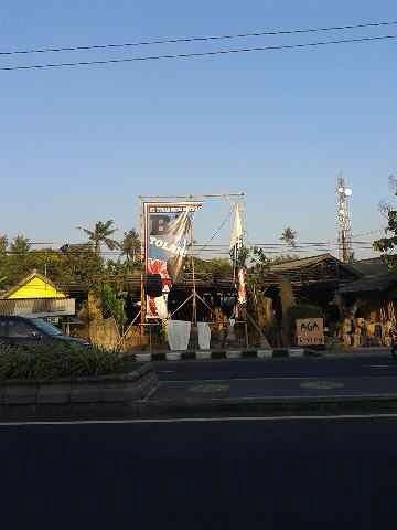 .@jokowi_do2 baliho #BaliTolakReklamasi ini sdh tambal sulam, pak. Ttp berdiri di tempatnya. Spt halnya #sikap kami