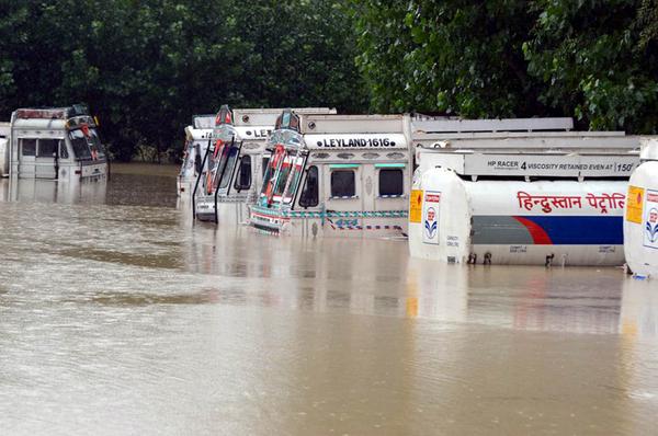 arshadsmohi's tweet photo. Oil tankers of a petroleum company submerged under water during floods in #KashmirFloods @InfoMumbai http://t.co/KmT0u3ZS3D