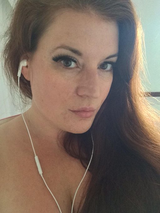 #SexySaturday a rare pic of me without my glasses and showing off my freckles! http://t.co/iegsAaNiB<a href="/tag/sexysaturday"class="tags">#SexySaturday</a>